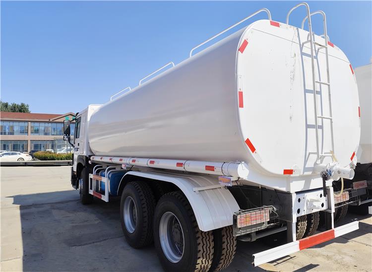 Used Howo Oil Tanker Trucks 10 Wheeler for Sale In Zimbabwe