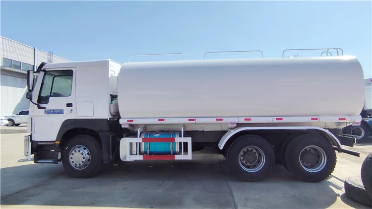 Used Howo Oil Tanker Trucks 10 Wheeler for Sale In Zimbabwe